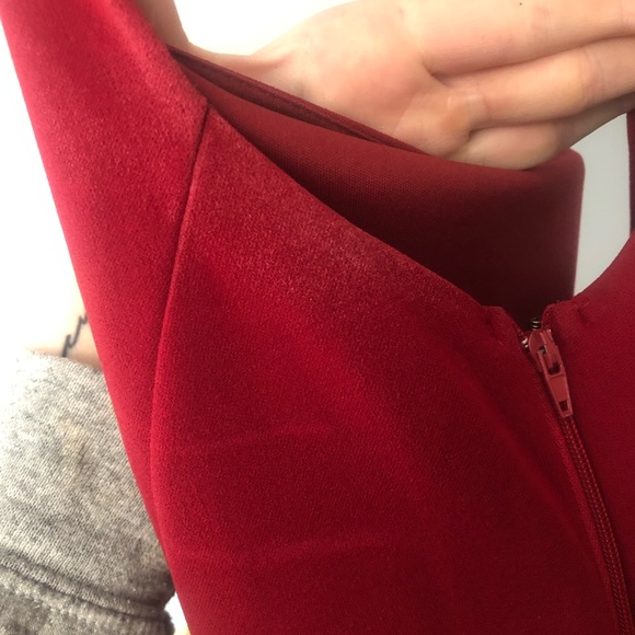 Beautiful red gown - Picture 7 of 9